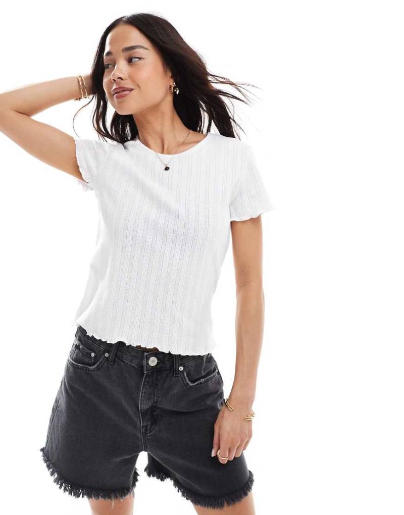 ONLY - Knapp geschnittenes Pointelle-T-Shirt in Weiß mit Kräuselsaum von ONLY