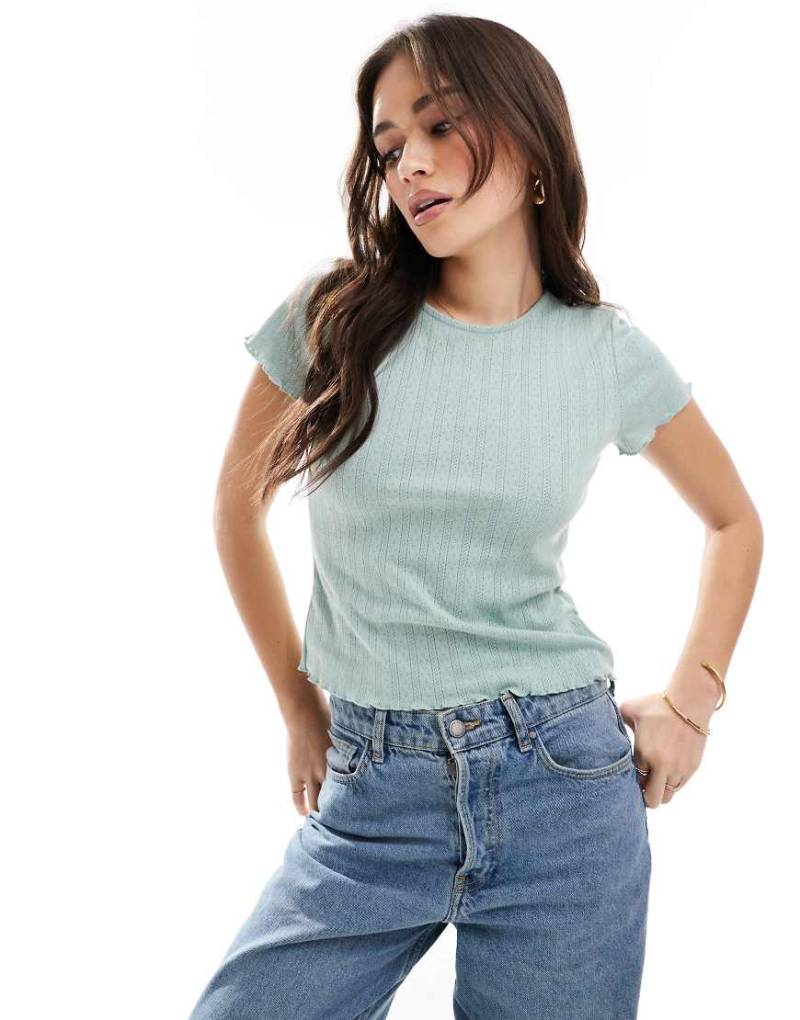 ONLY - Knapp geschnittenes T-Shirt aus Pointelle in Salbeigrün mit Kräuselsaum von ONLY