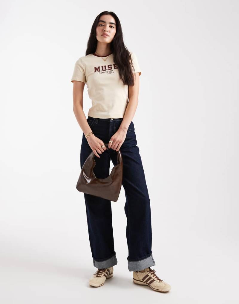 ONLY - Knapp geschnittenes T-Shirt in Creme mit „Muse"-College-Print in Braun-Neutral von ONLY