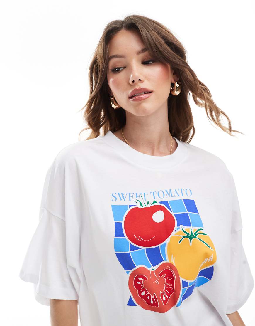 ONLY - Kurz geschnittenes T-Shirt in Weiß mit Tomaten-Print von ONLY