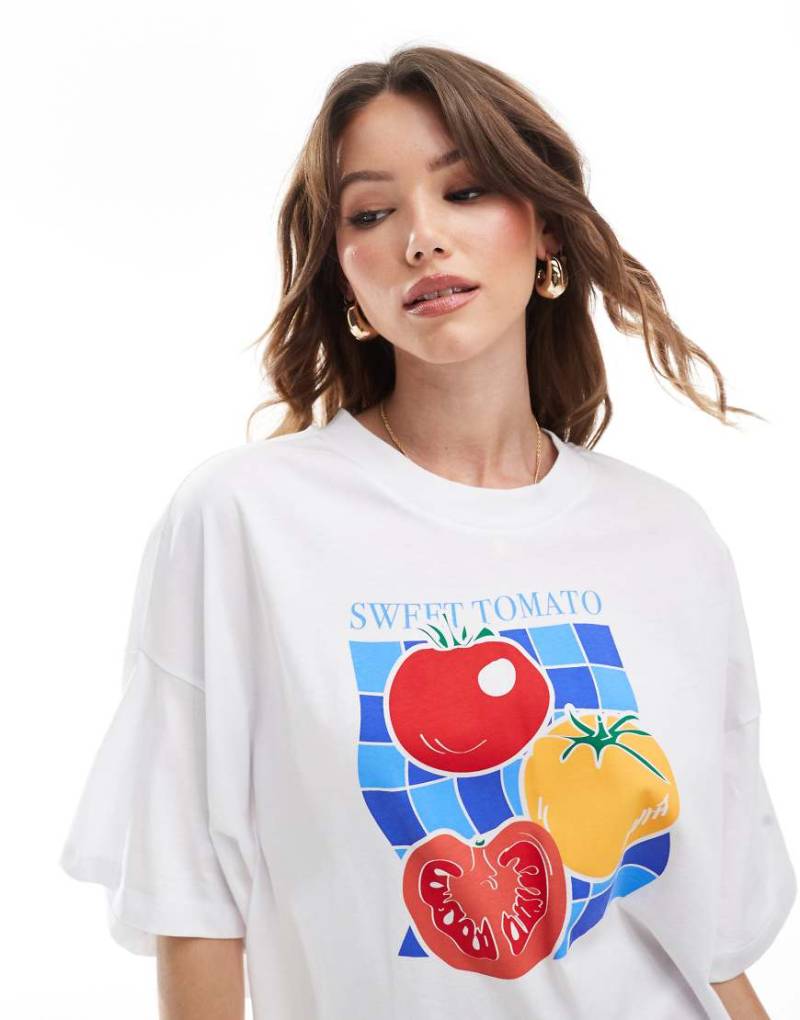 ONLY - Kurz geschnittenes T-Shirt in Weiß mit Tomaten-Print von ONLY