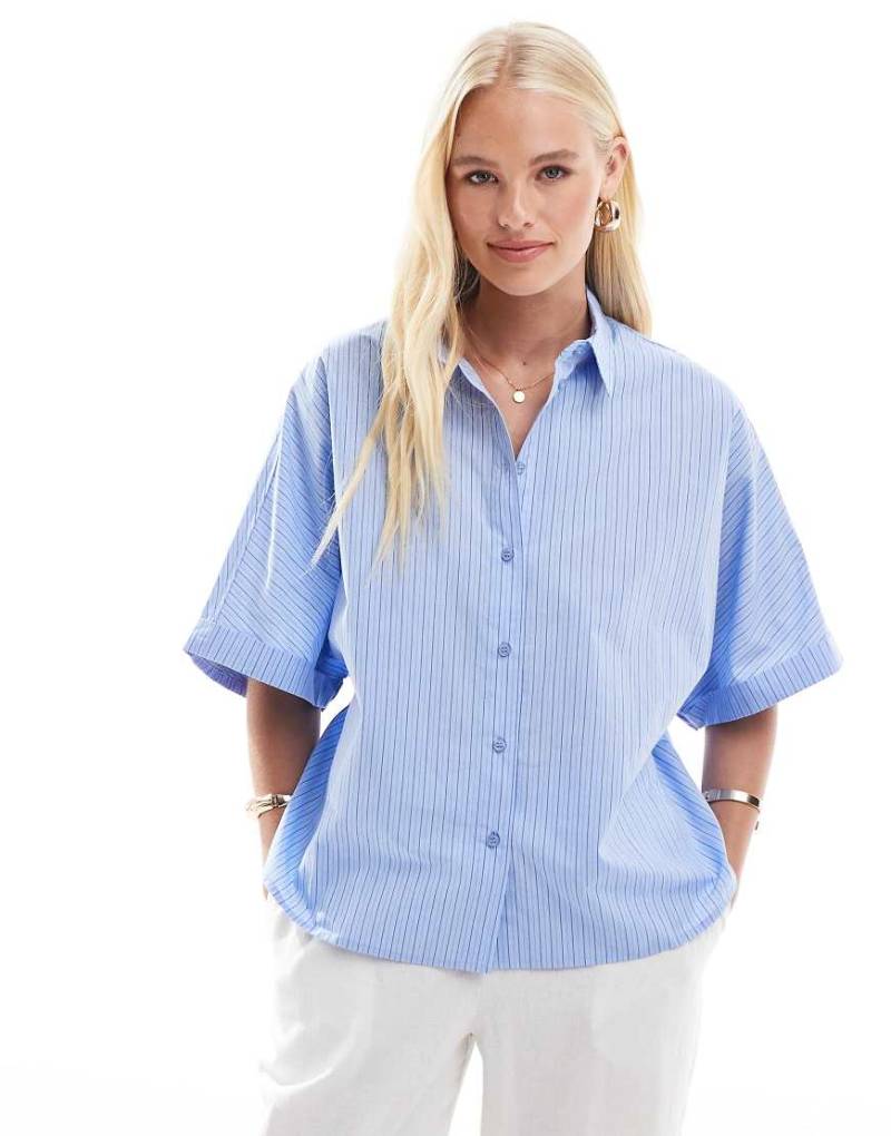 ONLY - Kurzärmlige, kastige Hemdbluse in gestreiftem Blau von ONLY