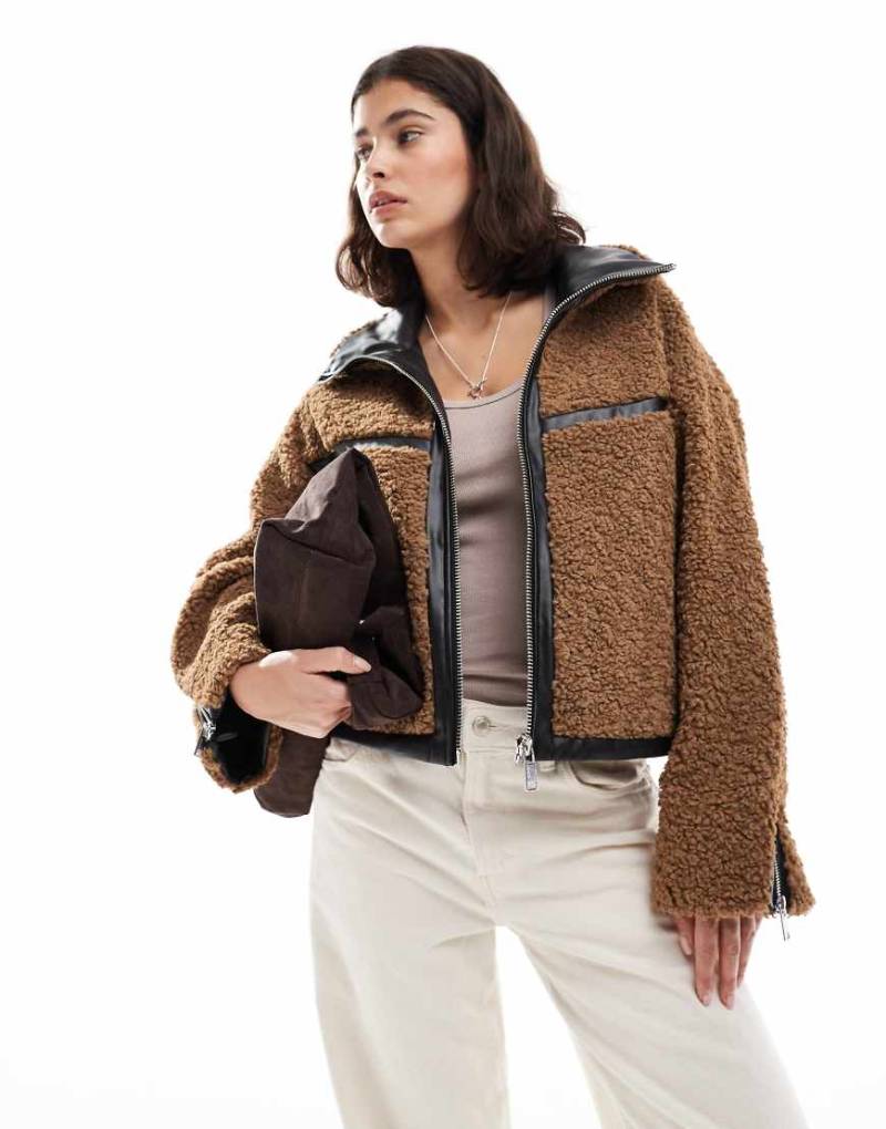 ONLY - Kurze Jacke aus dickem Teddyfell in Braun-Brown ONLY - Kurze Jacke aus dickem Teddyfell in Braun-Brown von ONLY
