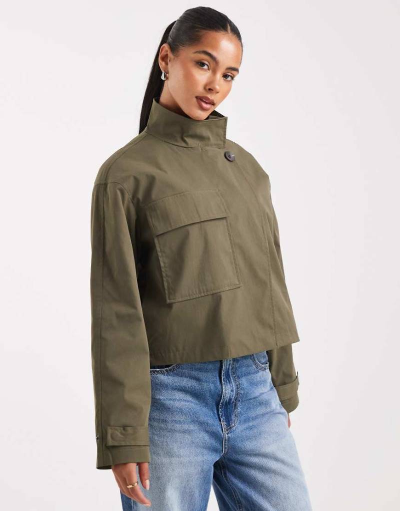ONLY - Kurzer, asymmetrischer Trenchcoat in Khaki-Grün von ONLY