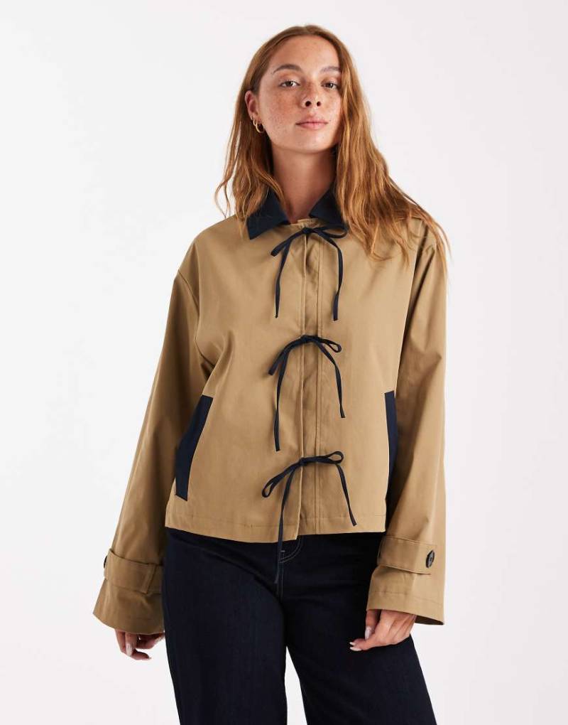 ONLY - Kurzer Trenchcoat in Beige mit Bindedetail vorn-Neutral von ONLY