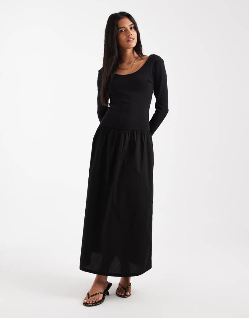 ONLY - Langärmliges Midaxi-Kleid in Schwarz mit U-Ausschnitt ONLY - Langärmliges Midaxi-Kleid in Schwarz mit U-Ausschnitt von ONLY