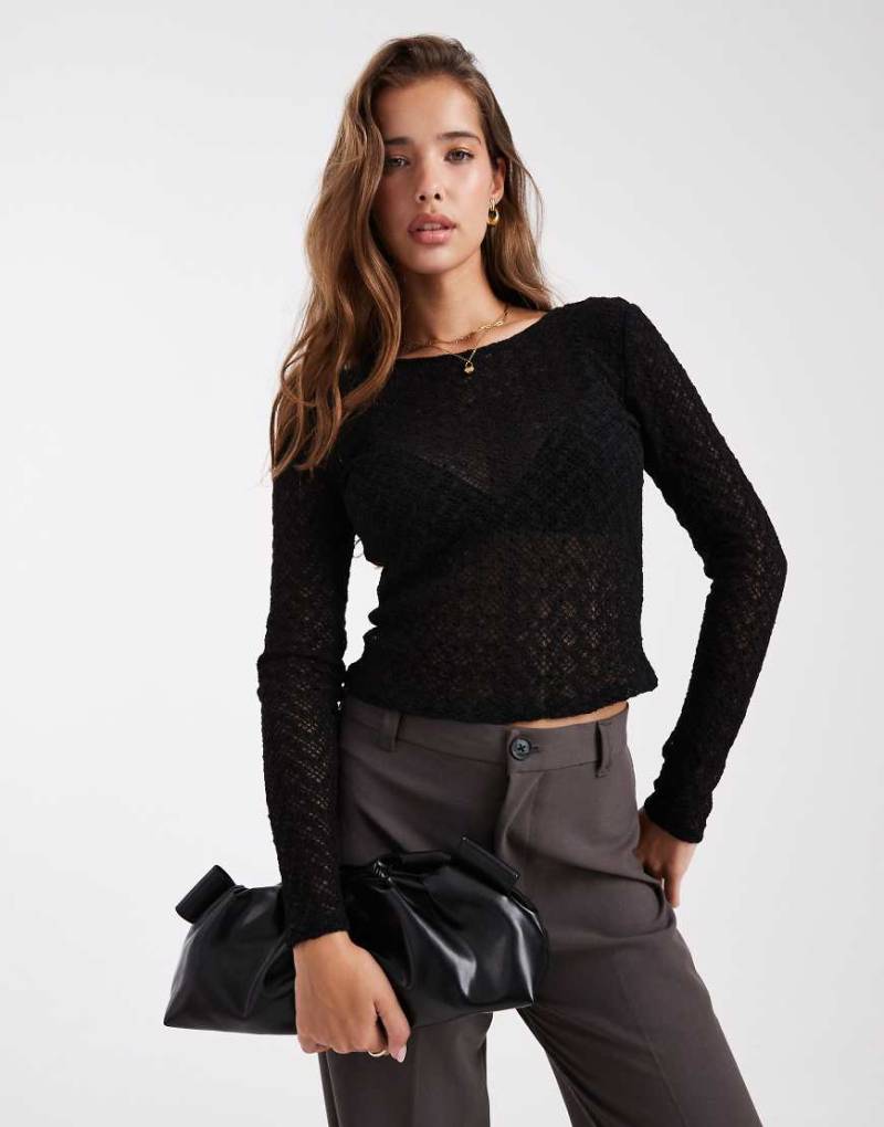 ONLY - Langärmliges Oberteil aus Spitze in Schwarz mit U-Rückenausschnitt von ONLY