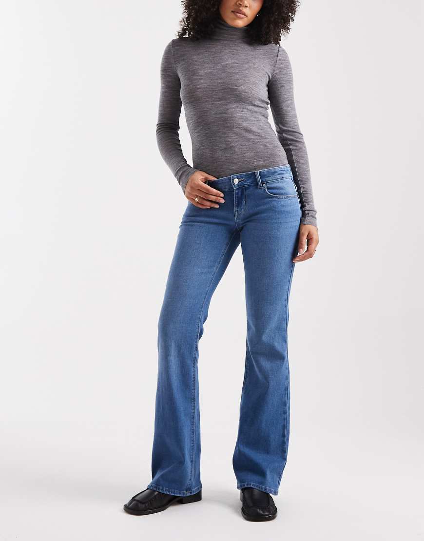 ONLY - Lola - Schlagjeans aus hellblauem Denim mit sehr niedrigem Bund von ONLY