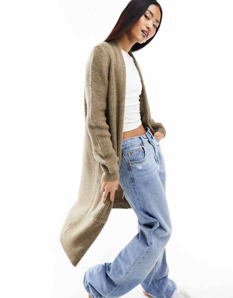 ONLY - Longline-Strickjacke in meliertem Braun ONLY - Longline-Strickjacke in meliertem Braun von ONLY