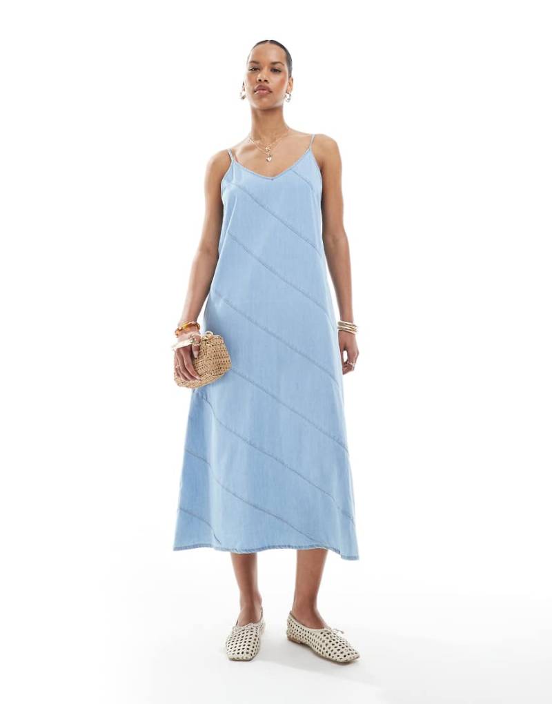 ONLY - Midaxi-Jeanskleid aus Chambray in Hellblau mit schmalen Trägern von ONLY