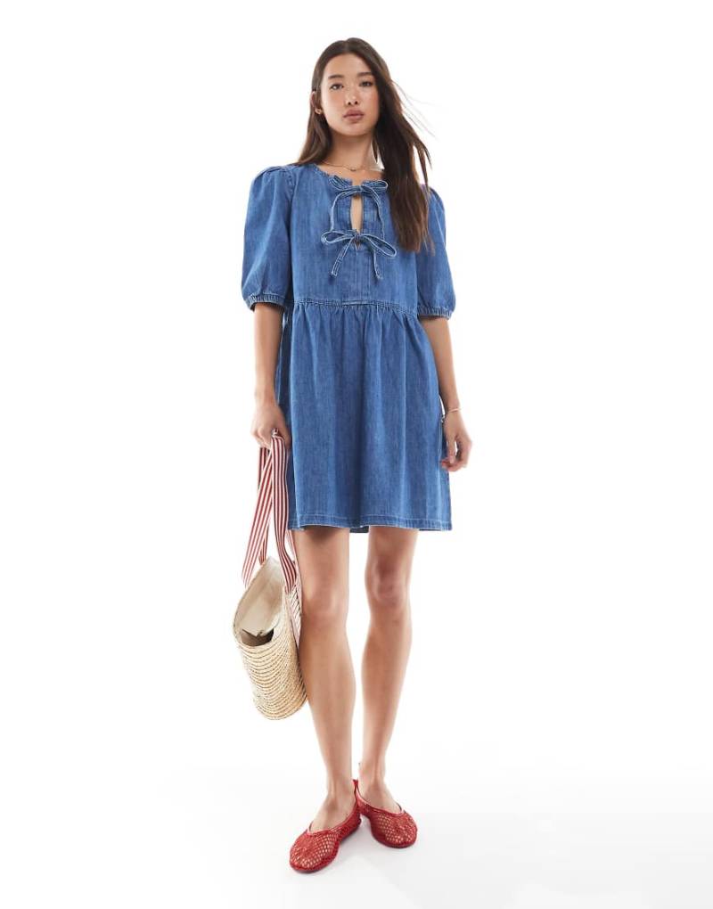 ONLY - Mini-Jeanskleid in Mittelblau mit gebundener Vorderseite und Puffärmeln von ONLY