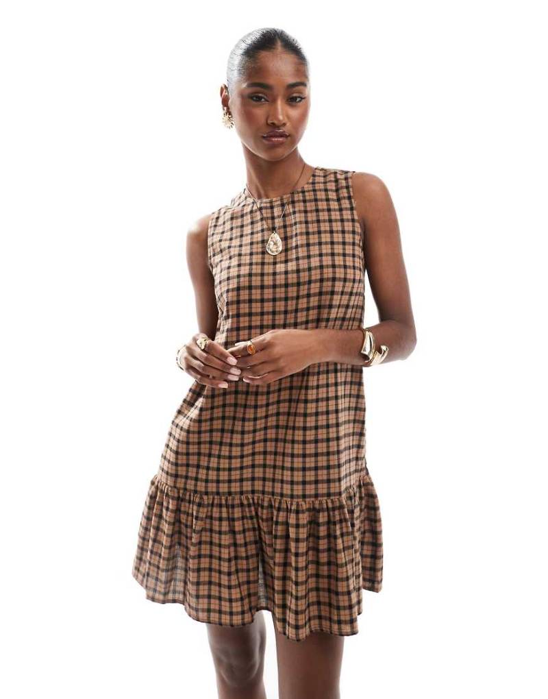 ONLY - Ärmelloses, kariertes Minikleid in Braun und Schwarz mit tiefer Taille von ONLY