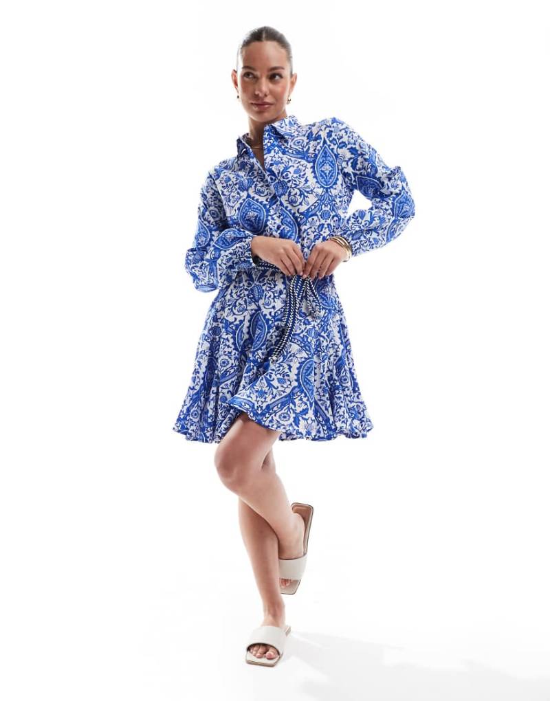 ONLY - Minikleid mit blauem Fliesenmuster, abfallendem Saum und Taillenband ONLY - Minikleid mit blauem Fliesenmuster, abfallendem Saum und Taillenband von ONLY