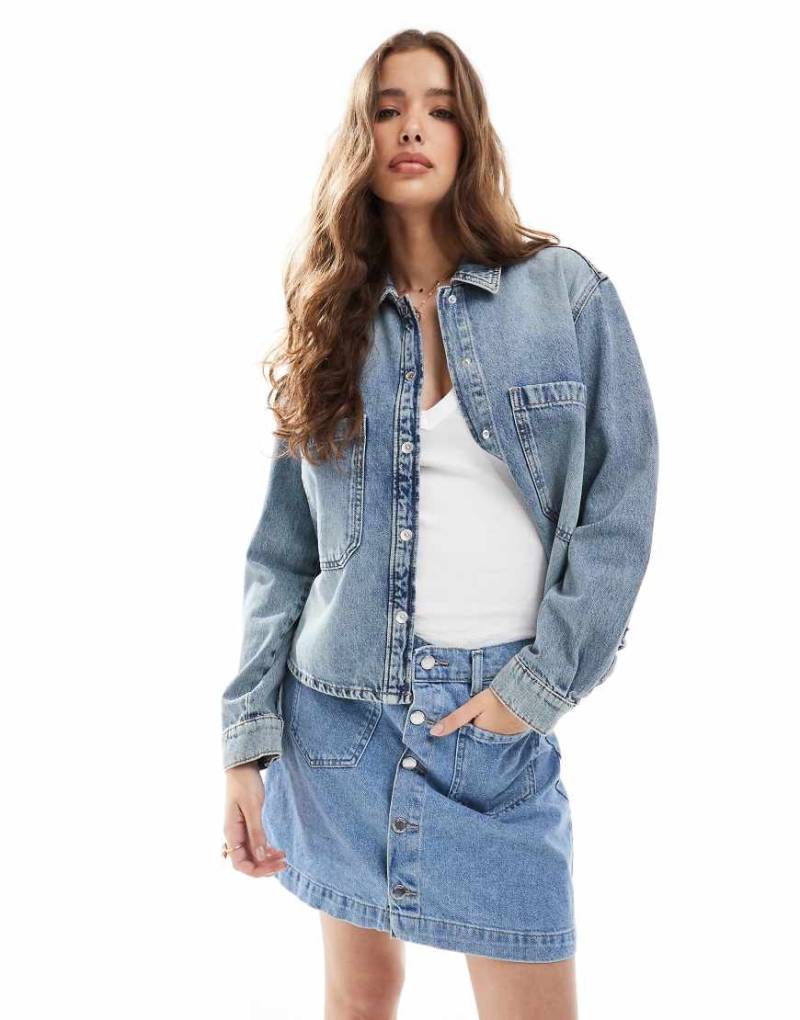 ONLY - Oversize-Jeanshemd in Hellblau mit Vordertaschen von ONLY