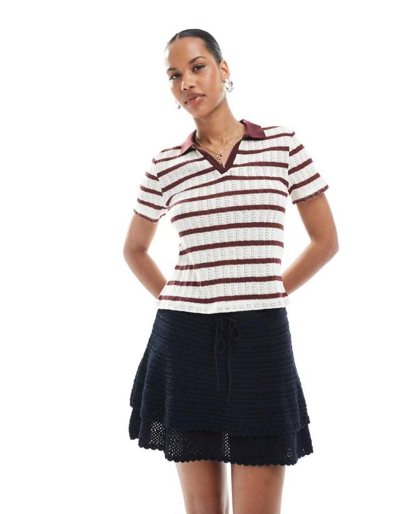 ONLY - Polohemd aus weitmaschigem Strickstoff mit Streifen in Beige und Burgunderrot-Weiß von ONLY