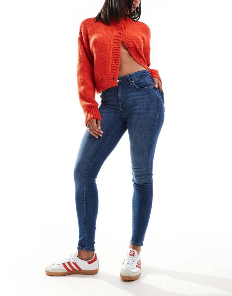 ONLY - Power - Eng und schmal geschnittene Jeans in Dunkelblau mit Push-up-Effekt ONLY - Power - Eng und schmal geschnittene Jeans in Dunkelblau mit Push-up-Effekt von ONLY