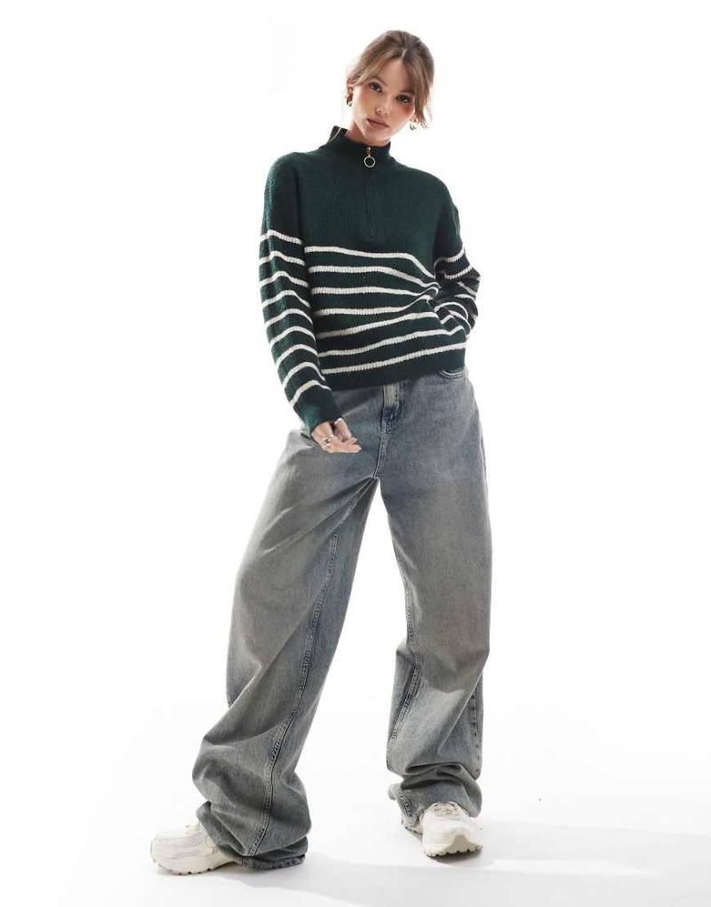 ONLY - Pullover in Dunkelgrün gestreift mit kurzem Reißverschluss von ONLY