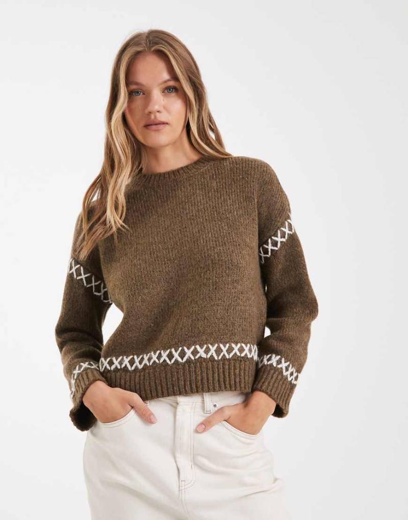 ONLY - Pullover in Hellbraun mit Kontrastdetails und Rundhalsausschnitt-Brown von ONLY