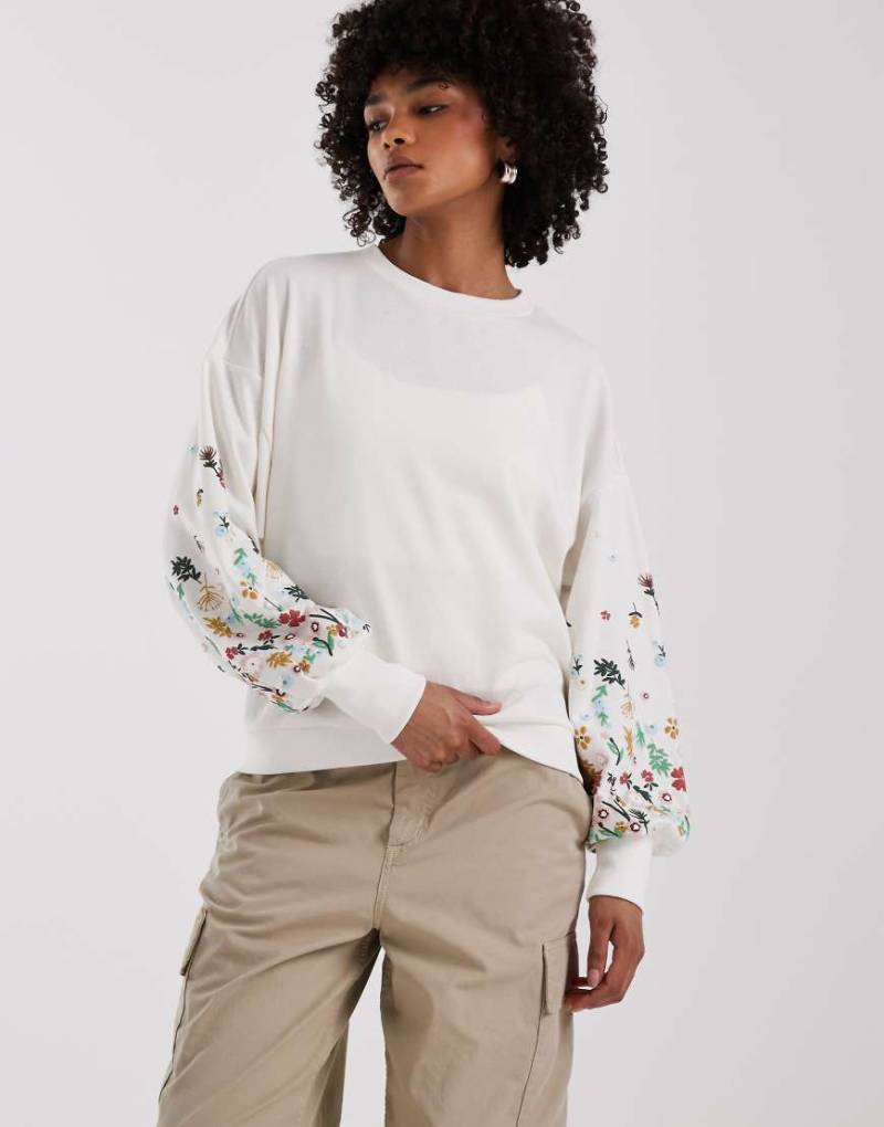 ONLY - Pullover in Weiß mit Rundhalsausschnitt und Blumenmuster an den Ärmeln von ONLY