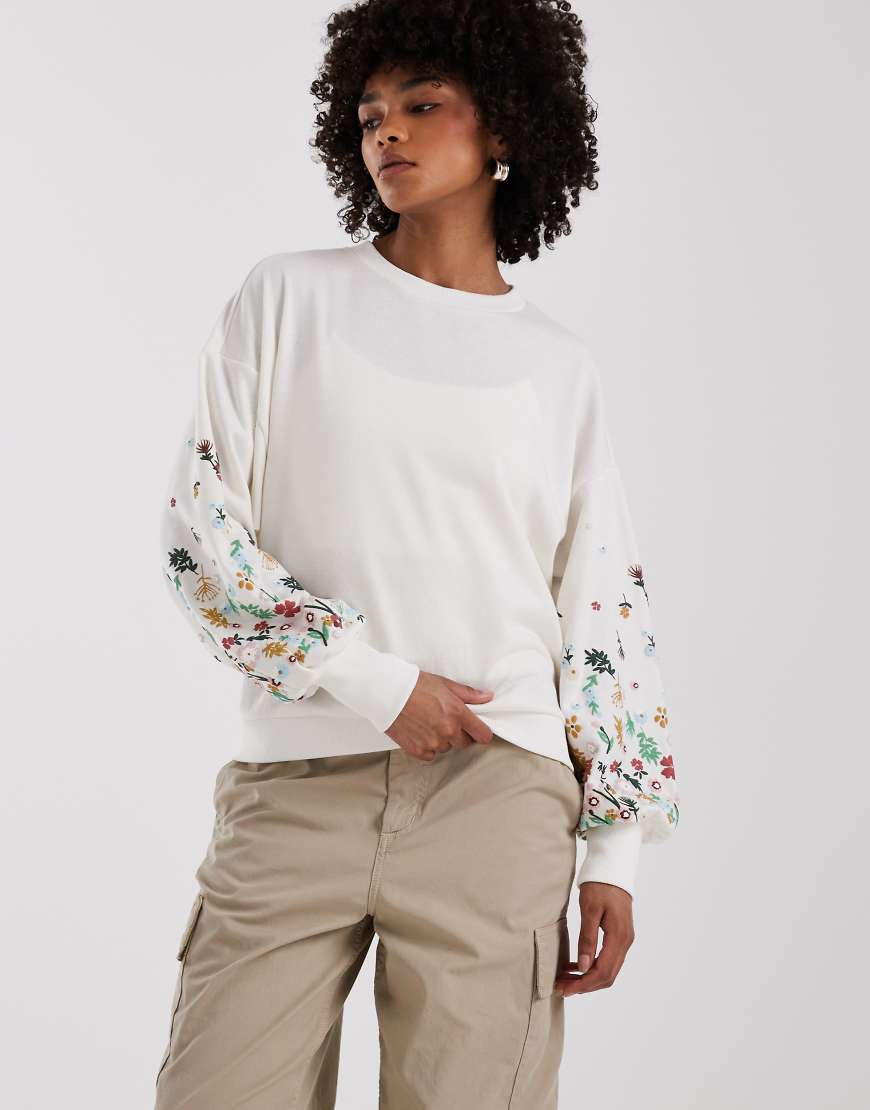 ONLY - Pullover in Weiß mit Rundhalsausschnitt und Blumenmuster an den Ärmeln von ONLY