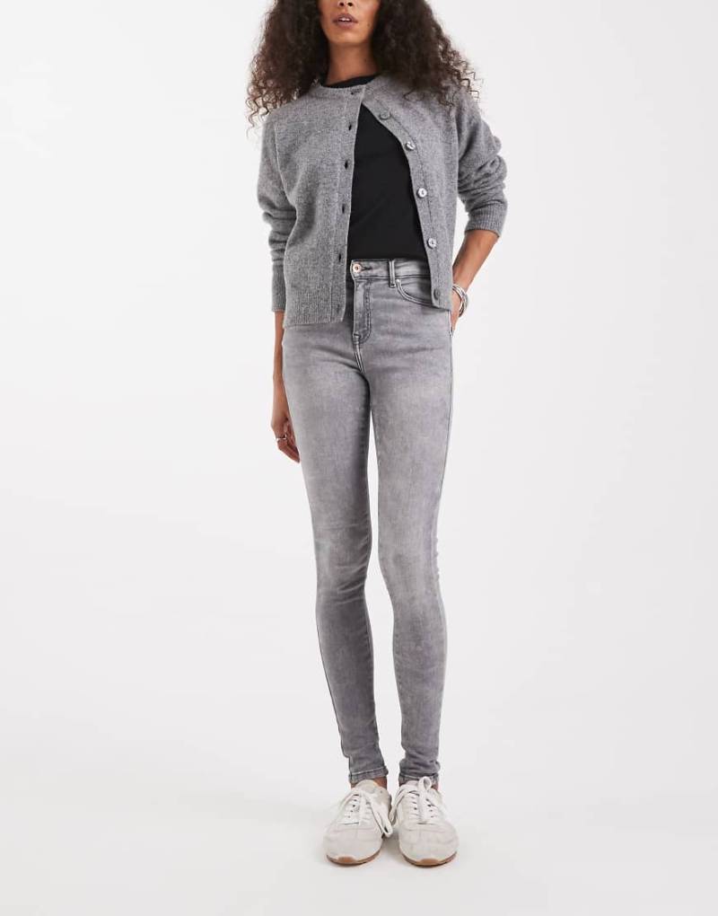 ONLY - Push-up-Röhrenjeans in verwaschenem Grau von ONLY