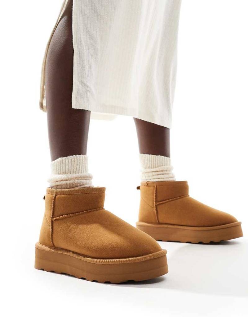 ONLY - Stiefel aus Wildlederimitat in Braun mit Teddyfutter von ONLY