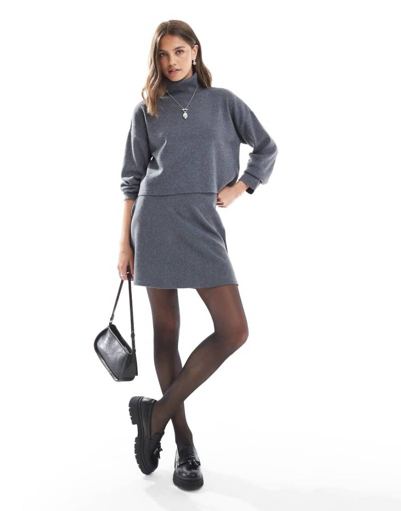 ONLY - Strick-Minirock in Grau mit Nahtdetails, Kombiteil von ONLY