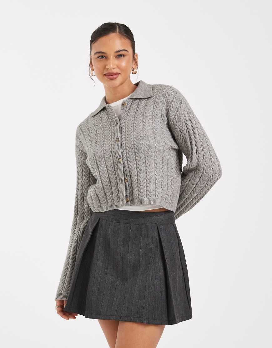 ONLY - Strickjacke in Grau mit Zopfmuster und Kragen von ONLY