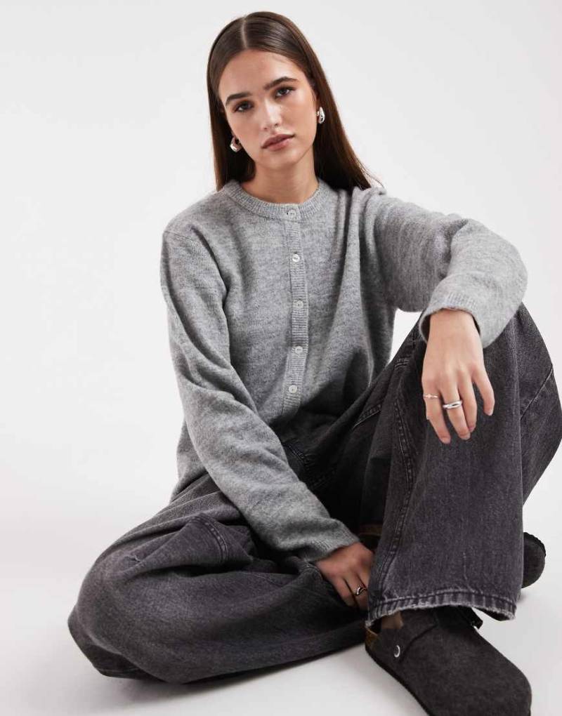 ONLY - Strickjacke in Mittelgrau mit Rundhalsausschnitt von ONLY