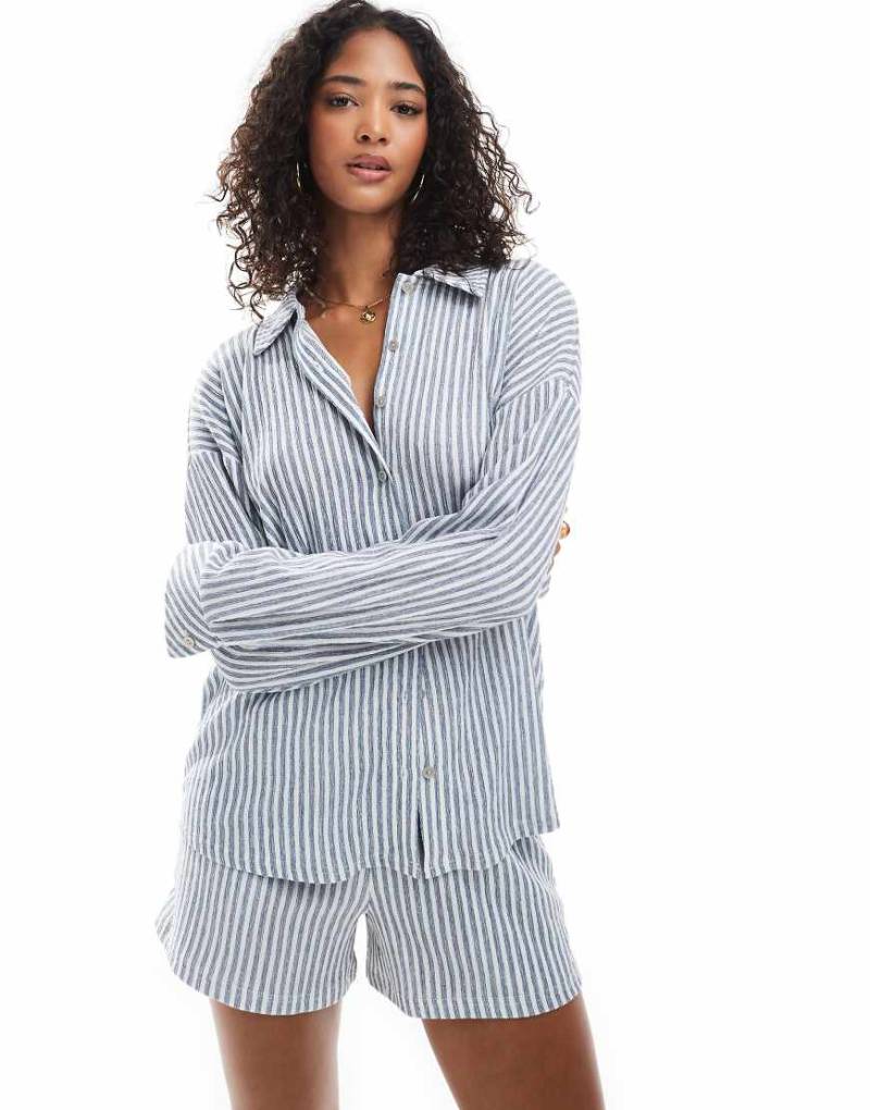 ONLY - Strukturierte Oversize-Hemdbluse mit blauen Streifen, Kombiteil von ONLY