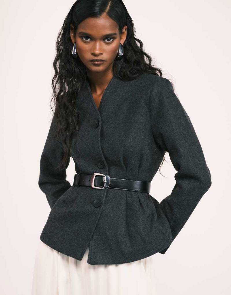 ONLY - Strukturierter Mantel in dunkelgrauer Wolloptik mit durchgehender Knopfleiste ONLY - Strukturierter Mantel in dunkelgrauer Wolloptik mit durchgehender Knopfleiste von ONLY