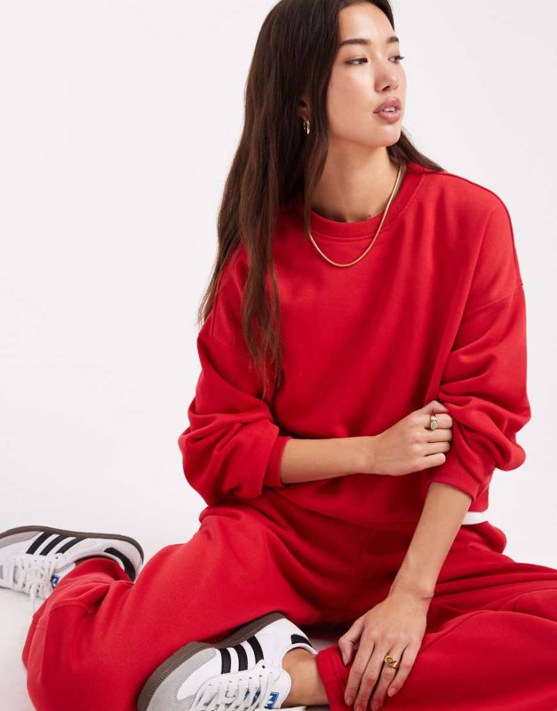 ONLY - Sweatshirt in Rot mit überschnittenen Schultern und Rundhalsausschnitt, Kombiteil ONLY - Sweatshirt in Rot mit überschnittenen Schultern und Rundhalsausschnitt, Kombiteil von ONLY