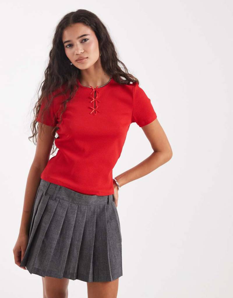 ONLY - T-Shirt in Rot mit Schleifendetails von ONLY