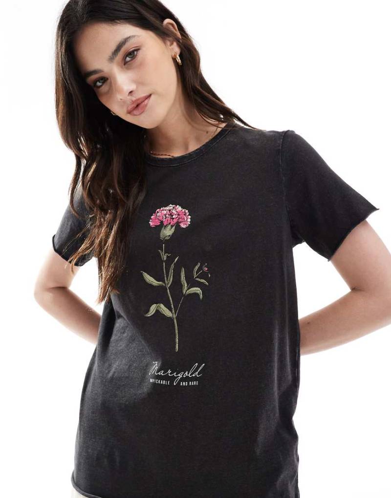 ONLY - T-Shirt in schwarzer Acid-Waschung mit Blumenprint von ONLY