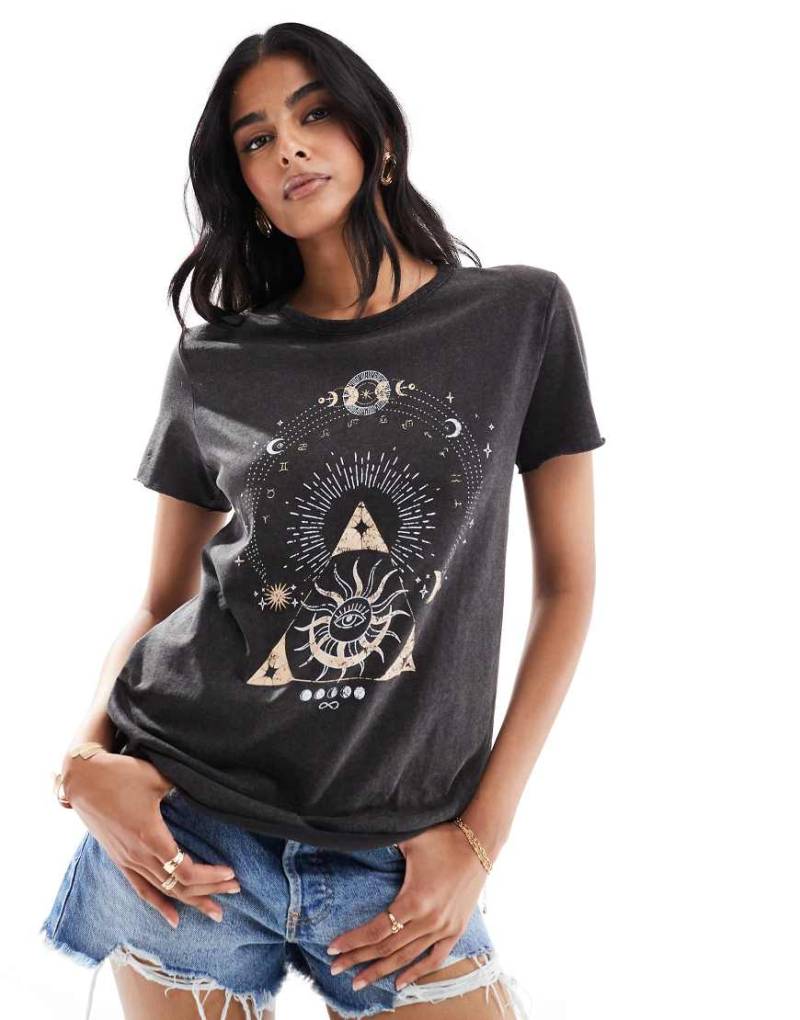 ONLY - T-Shirt in verwaschenem Schwarz mit Acid-Waschung und Himmelskörper-Print von ONLY