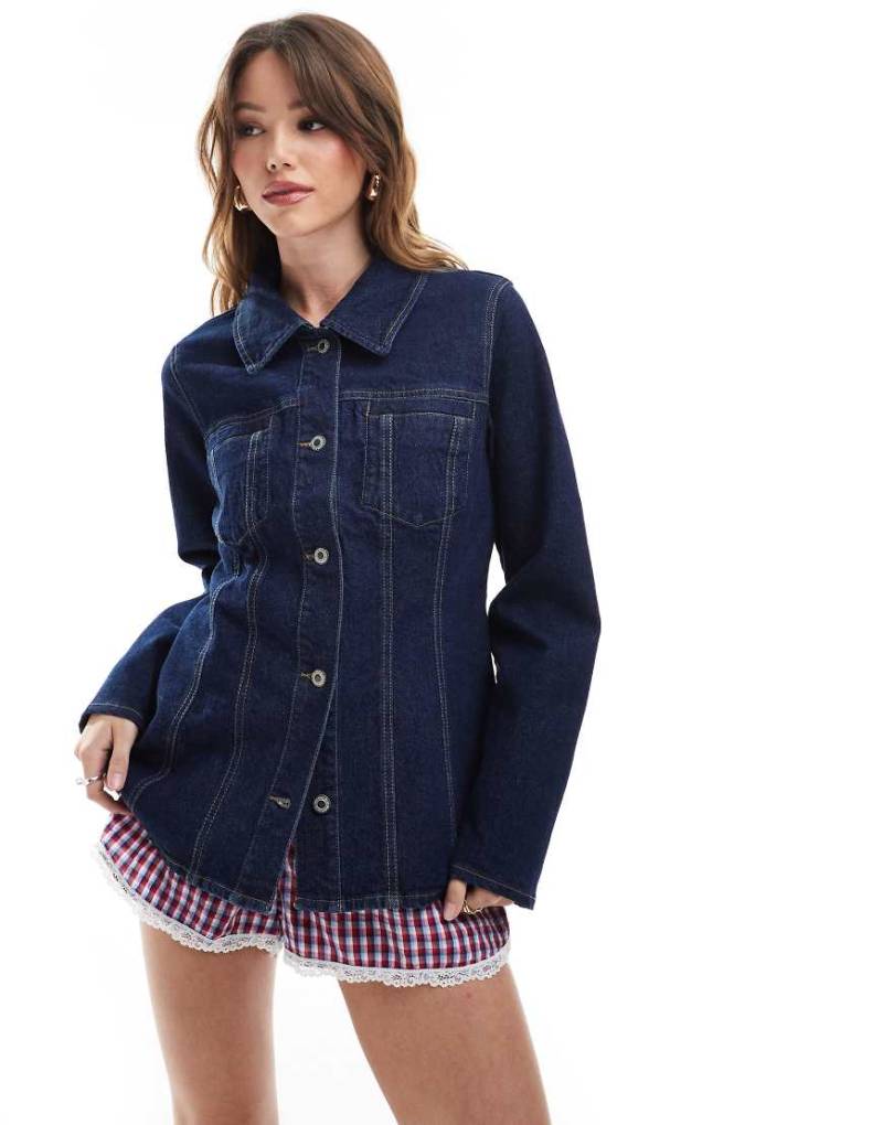 ONLY - Taillierte Jeansjacke in Dunkelblau mit Kontrastnähten von ONLY