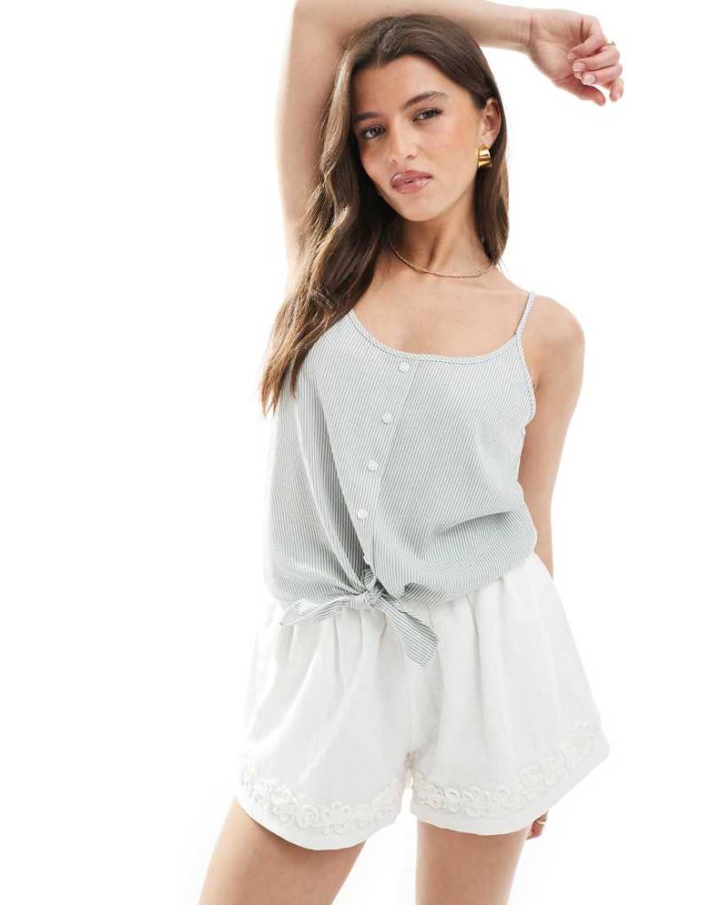 ONLY - Vorn geknotetes Cropped Trägertop in Weiß mit Streifen in Salbeigrün von ONLY