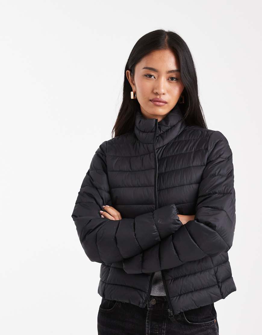 ONLY - Wattierte Jacke in Schwarz mit Stehkragen ONLY - Wattierte Jacke in Schwarz mit Stehkragen von ONLY