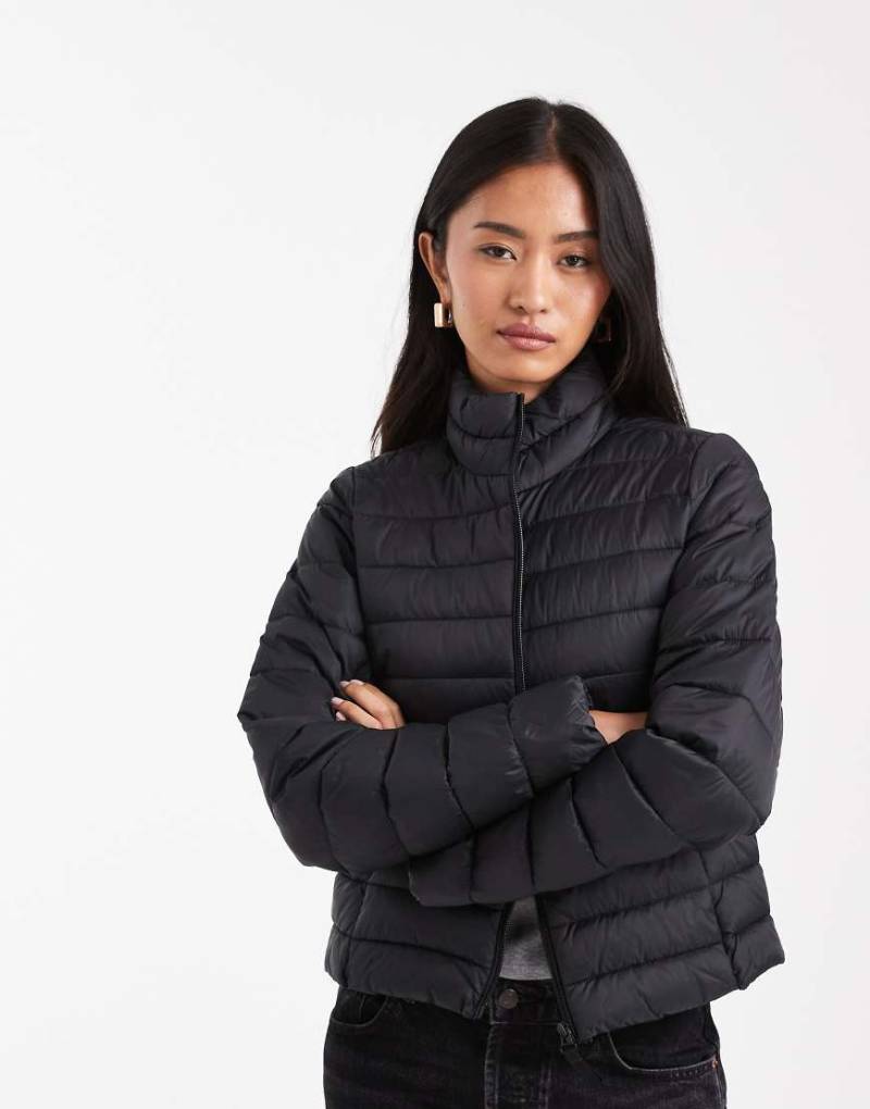 ONLY - Wattierte Jacke in Schwarz mit Stehkragen von ONLY