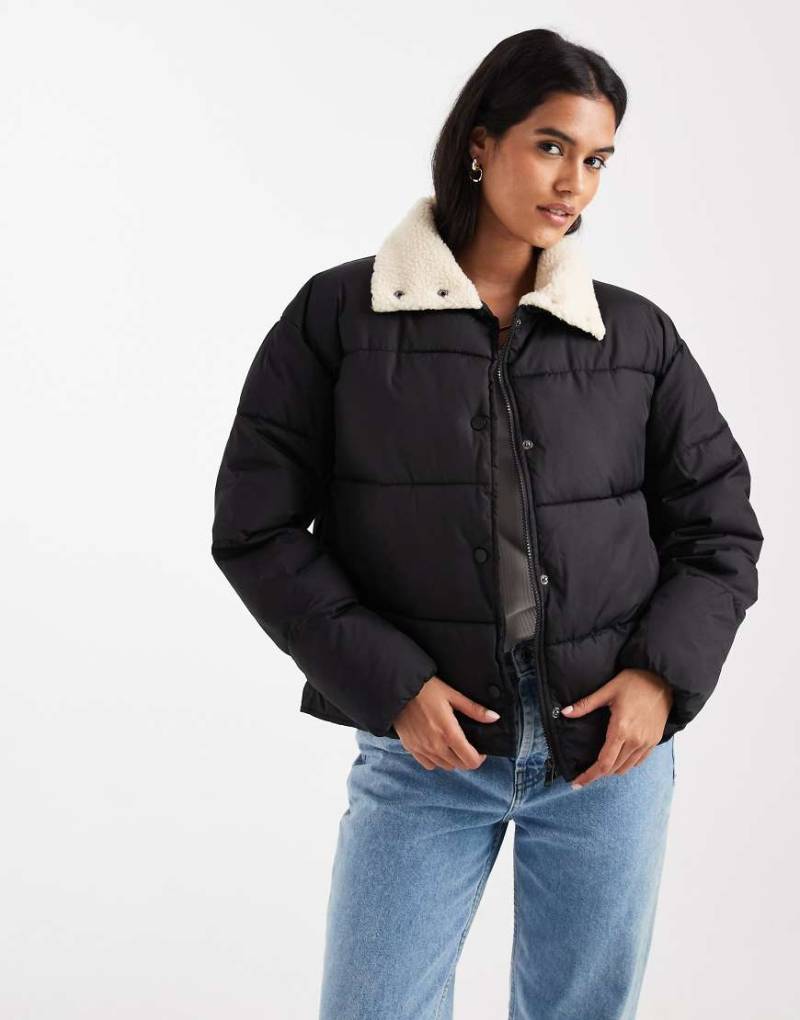 ONLY - Wattierte Jacke in Schwarz mit Teddyfell-Kragen von ONLY