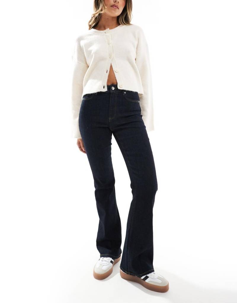 ONLY - Wauw - Schlagjeans in Dunkelblau mit hohem Bund ONLY - Wauw - Schlagjeans in Dunkelblau mit hohem Bund von ONLY