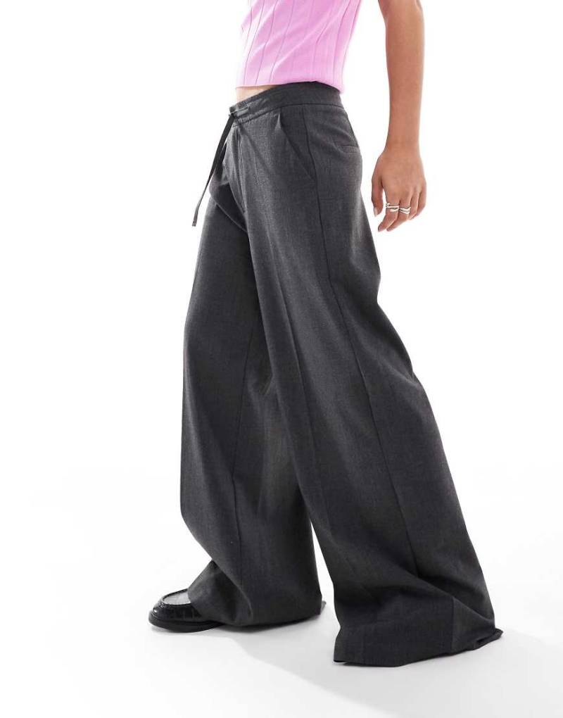 ONLY - Weit geschnittene Hose in meliertem Dunkelgrau mit mittelhohem Bund von ONLY