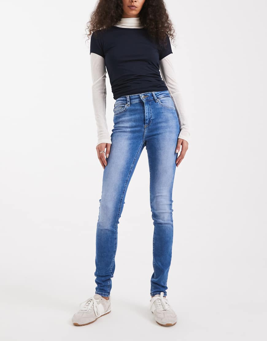 Only - Blush - Jeans in Mittelblau mit mittelhohem Bund und engem Schnitt von ONLY
