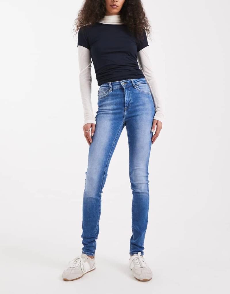 Only - Blush - Jeans in Mittelblau mit mittelhohem Bund und engem Schnitt von ONLY