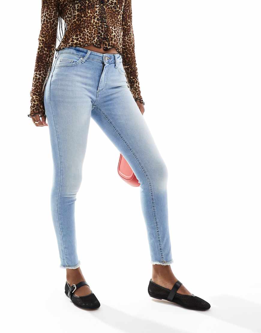 Only - Blush - Schmal geschnittene Jeans in Hellblau mit Fransensaum von ONLY