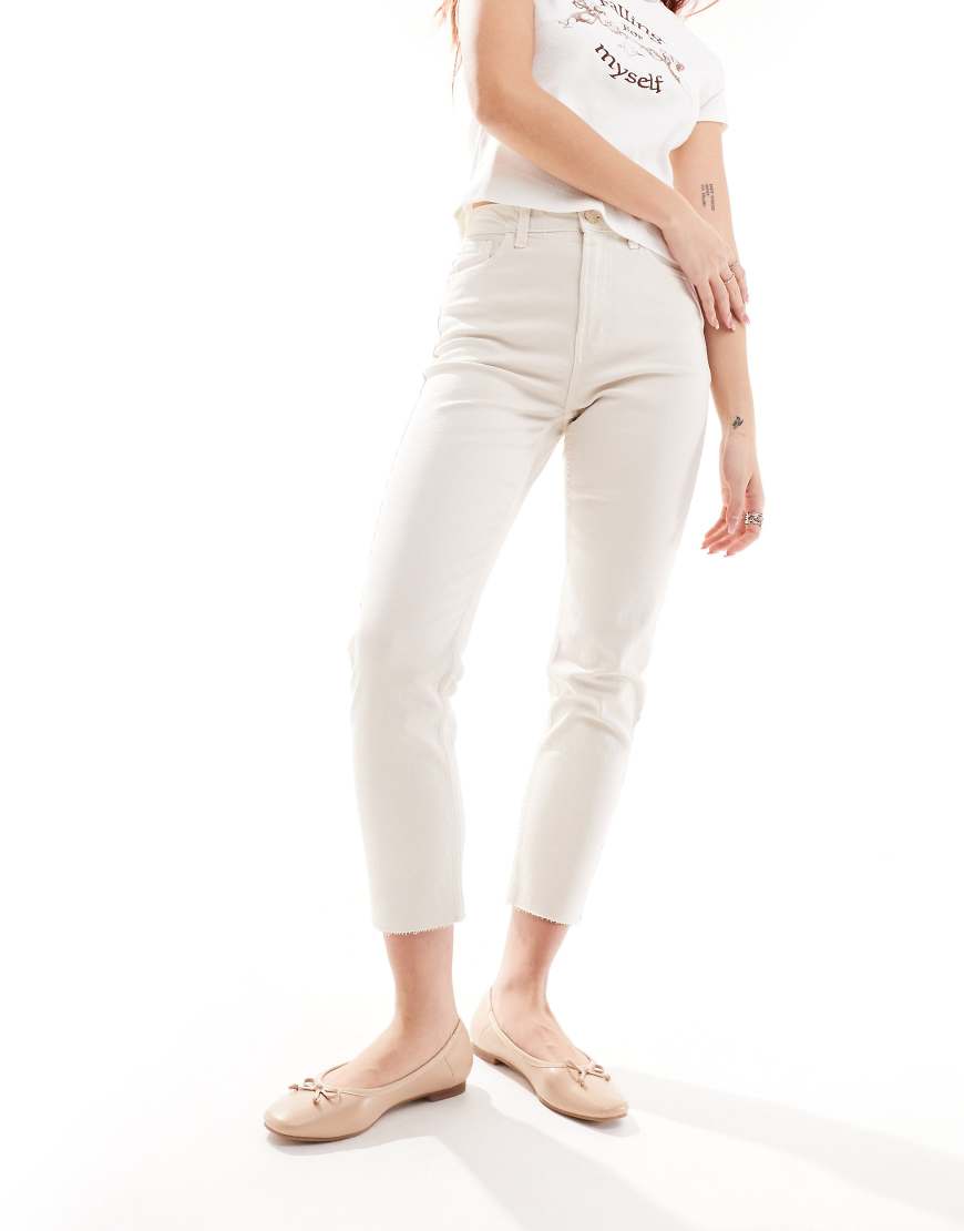 Only - Blush - Schmal geschnittene Jeans in Weiß mit Fransensaum von ONLY