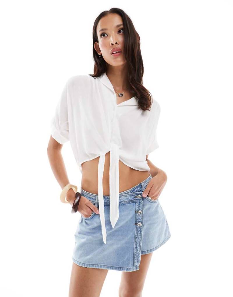 Only - Cropped-T-Shirt in Weiß mit Knoten vorne von ONLY