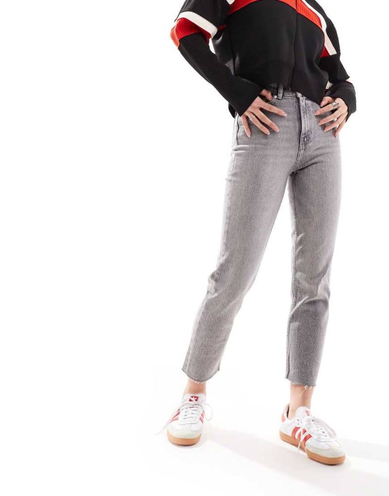 Only - Emily - Gerade geschnittene Jeans in Grau mit hohem Bund und unbehandeltem Saum von ONLY