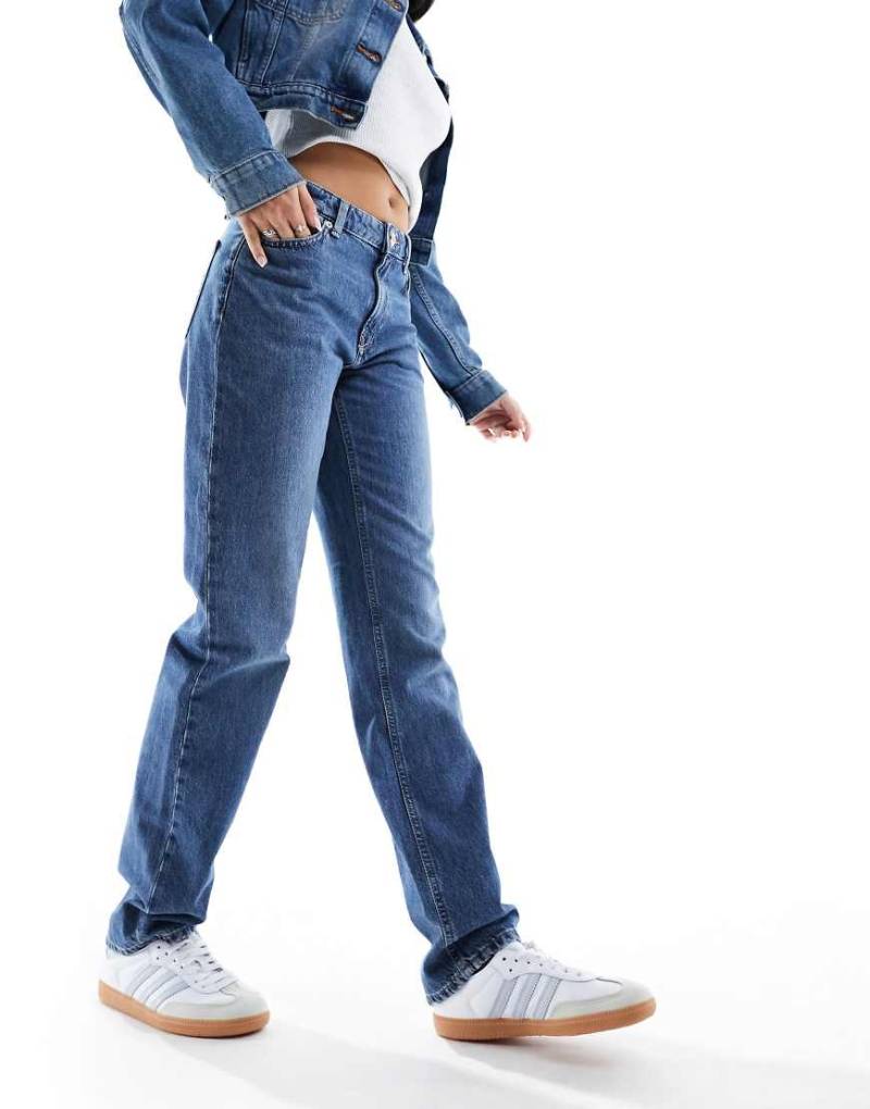 Only - Jaci - Straight Jeans in mittelblauer Waschung mit mittelhohem Bund von ONLY