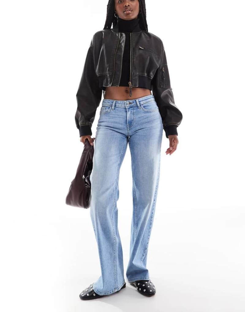 Only - Judy - Jeans in hellblauer Waschung mit weitem Schnitt und niedrigem Bund Only - Judy - Jeans in hellblauer Waschung mit weitem Schnitt und niedrigem Bund von ONLY